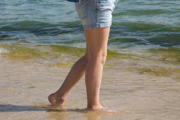 女孩的腿在海滩边 — 图库照片