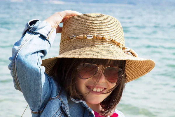 Retrato Menina Chapéu Óculos Sol Com Mar Fundo — Fotografia de Stock