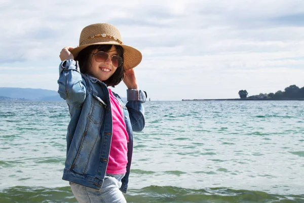 Meisje Met Hoed Zonnebril Wandelen Langs Kust Van Het Strand — Stockfoto