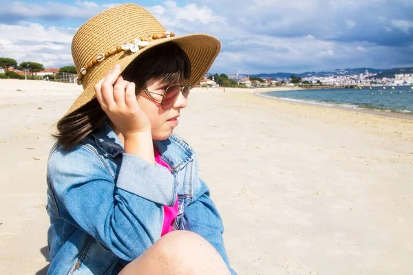 Портрет Дівчини Капелюсі Сонцезахисних Окулярах Пляжі — стокове фото