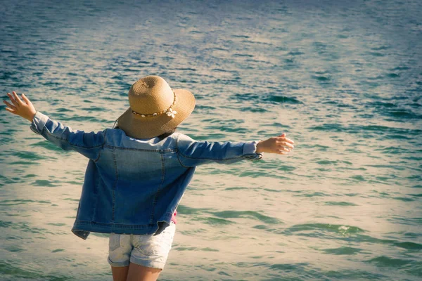 Mädchen Läuft Strand Entlang — Stockfoto