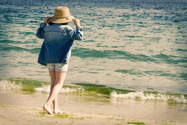 Mädchen Läuft Strand Entlang — Stockfoto