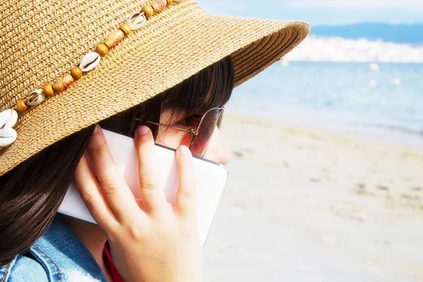 Sahilde Cep Telefonuyla Konuşan Şapkalı Kız — Stok fotoğraf