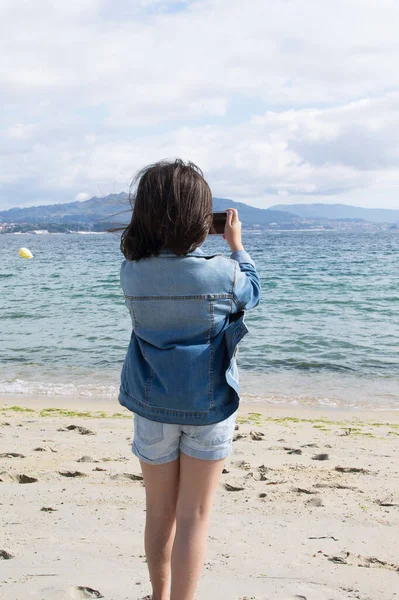 Mädchen Fotografiert Mit Dem Handy Strand Und Meer — Stockfoto