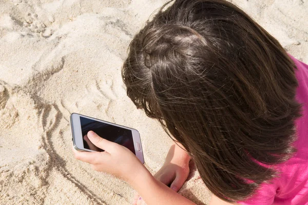 Κορίτσι Ξαπλωμένη Στην Άμμο Κινητό Τηλέφωνο — Φωτογραφία Αρχείου