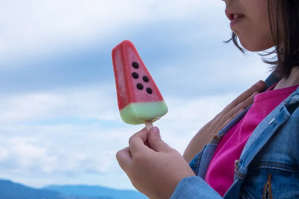 Niña Con Helado Fondo Cielo — Foto de Stock