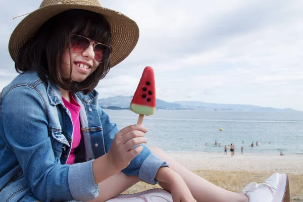 Девушка Ест Арбузное Мороженое Краю Пляжа — стоковое фото