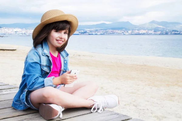 Девушка Шляпе Пляже Помощью Мобильного Телефона — стоковое фото