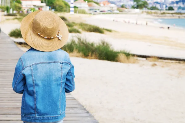 Mädchen Mit Hut Spazieren Strand — Stockfoto