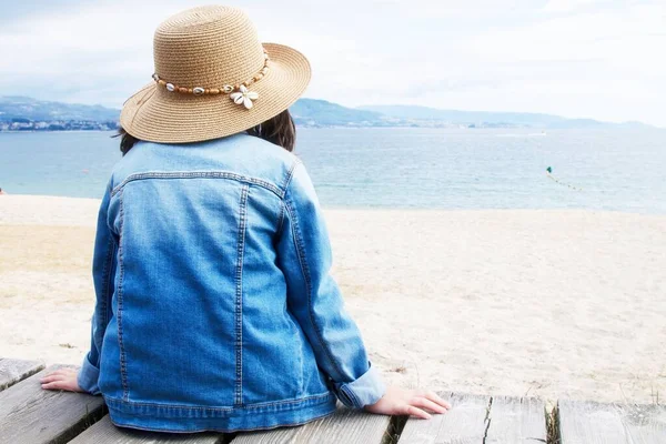 Porträt Eines Mädchens Mit Hut Mit Blick Aufs Meer — Stockfoto
