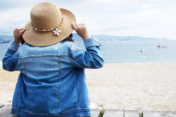 Porträt Eines Mädchens Mit Hut Mit Blick Aufs Meer — Stockfoto