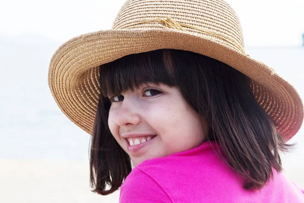 Portret Van Meisje Met Hoed Het Strand — Stockfoto