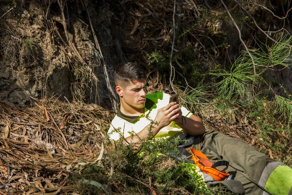 Ξυλοκόπος Στο Δάσος Που Αναπαύεται Και Χρησιμοποιεί Κινητό Τηλέφωνο — Φωτογραφία Αρχείου