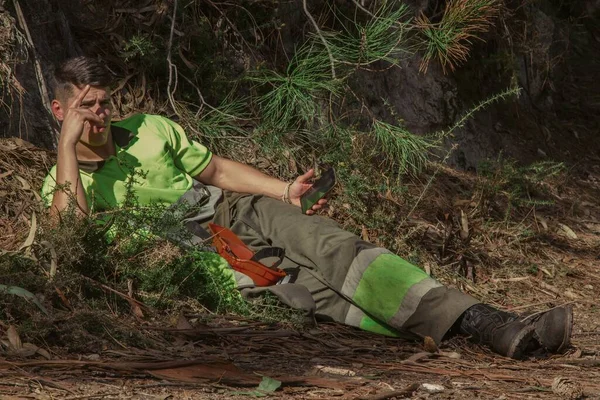 Ξυλοκόπος Στο Δάσος Που Αναπαύεται Και Χρησιμοποιεί Κινητό Τηλέφωνο — Φωτογραφία Αρχείου