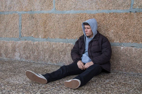 Triste Preocupado Homem Sentado Parede Pedra — Fotografia de Stock