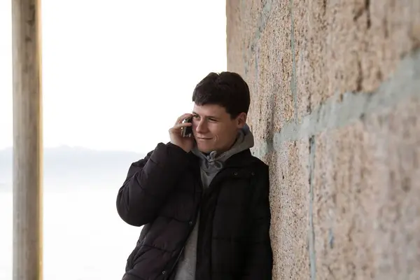 Glimlachende Man Met Behulp Van Mobiele Telefoon — Stockfoto