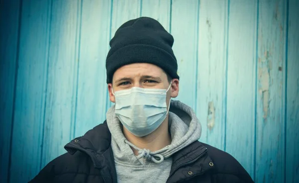 Homme Avec Masque Chirurgical Jetable Sur Fond Bleu — Photo