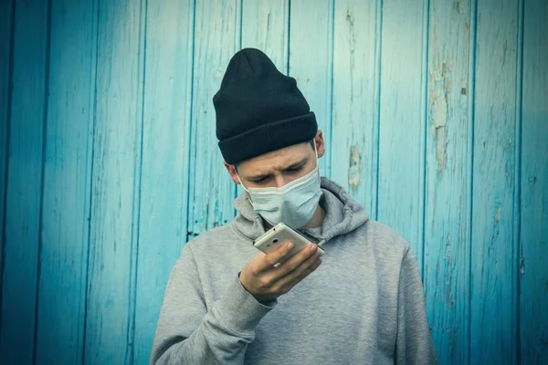Man Met Wegwerp Chirurgisch Masker Met Mobiele Telefoon — Stockfoto