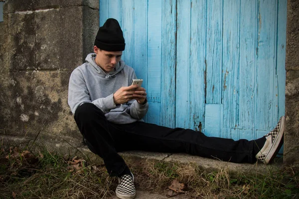 Man Met Mobiele Telefoon Blauwe Muur — Stockfoto