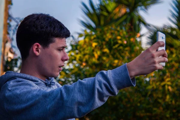 Sorrindo Homem Fazendo Selfie Com Telefone Celular Parede Pedra — Fotografia de Stock