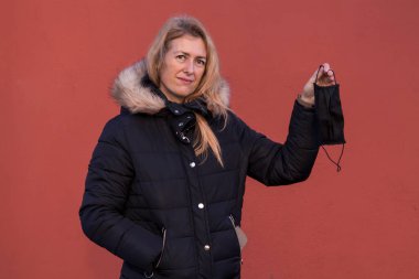 Koronavirüs ve covid-19 'a karşı koruyucu maske takan olgun bir kadın.