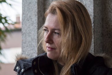 Kışın anorak 'lı kadın portresi