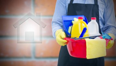 Temizlik ve dezenfeksiyon ürünleri ile adam