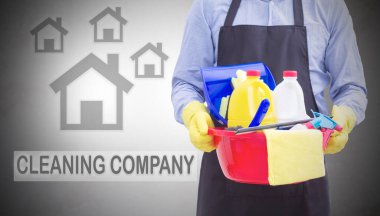 Temizlik ve dezenfekte ürünleri olan bir adam. Temizlik şirketi konsepti