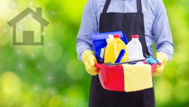 Kovalı adam ve yeşil arka planlı temizlik ürünleri