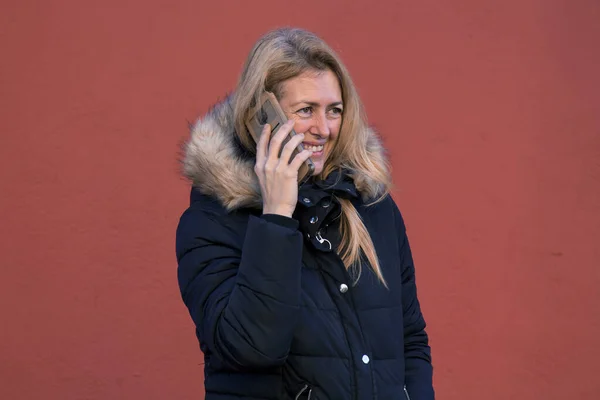 Smiling Woman Using Mobile Phone — Stock Photo, Image