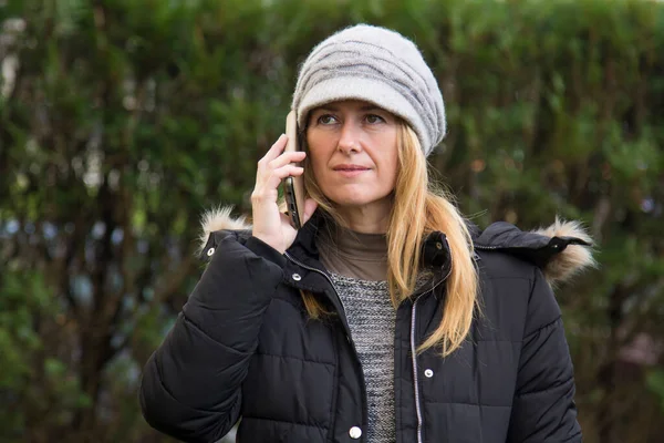 Portrait Smiling Woman Hat Mobile Phone — Stock Photo, Image