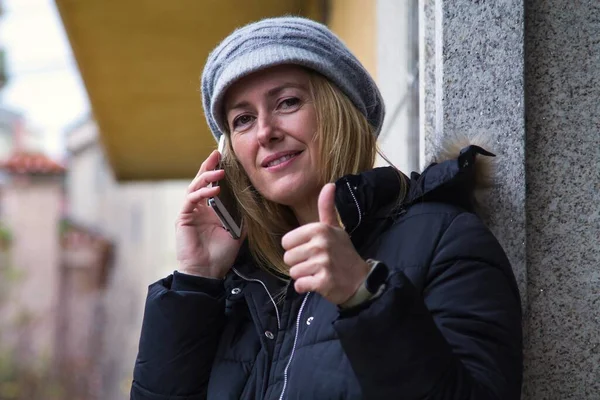 Mujer Sonriente Usando Teléfono Inteligente Haciendo Bien Con Mano —  Fotos de Stock