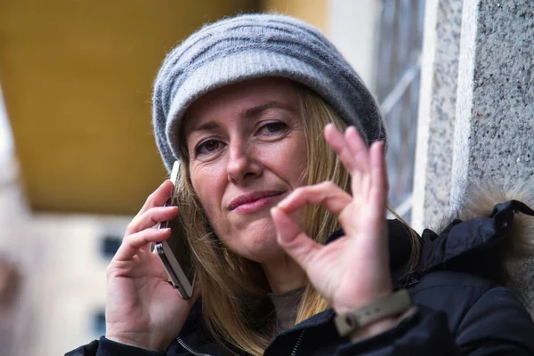 Smiling Woman Using Smart Phone Doing Hand — Stock Photo, Image