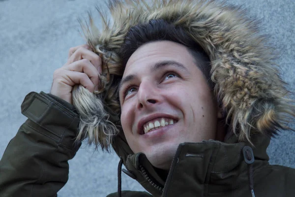 Porträt Eines Jungen Mannes Mit Mantel Auf Steinmauer — Stockfoto