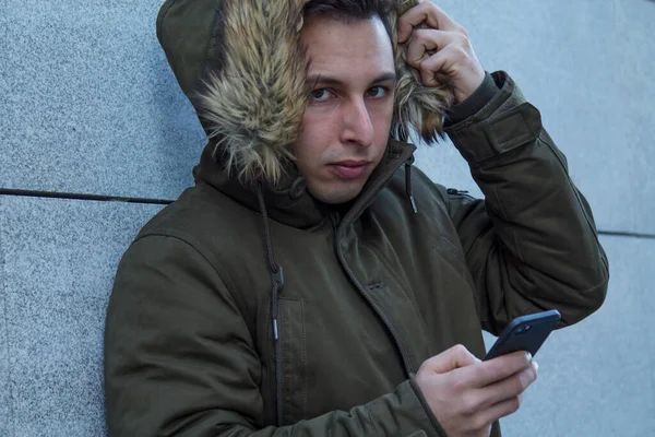 Muž Kabátě Pomocí Mobilního Telefonu — Stock fotografie