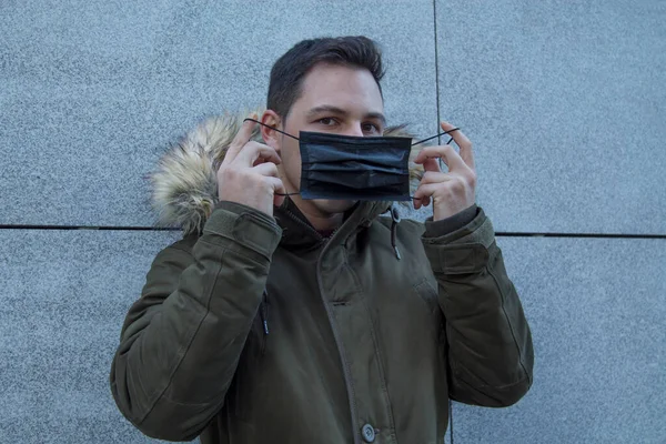 Ung Man Med Mask Gatan Med Grå Vägg Bakgrunden — Stockfoto