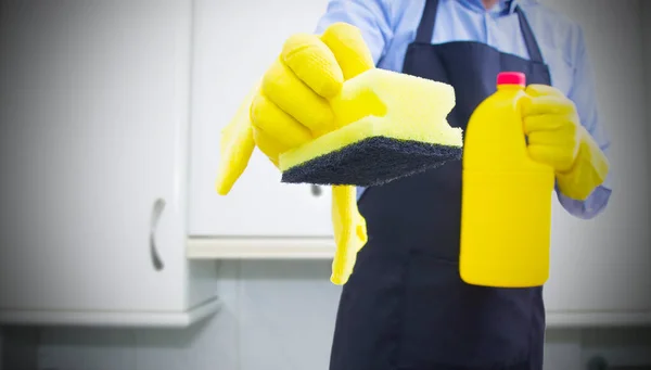 Hombre Con Scourer Productos Limpieza Limpiando Casa —  Fotos de Stock