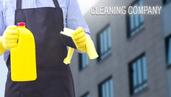 男人与清洁剂和消毒产品 清洁公司的概念 — 图库照片