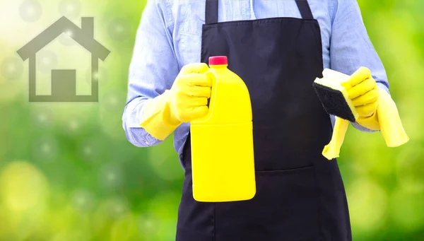 Homem Com Scourer Produtos Limpeza Com Fundo Verde — Fotografia de Stock