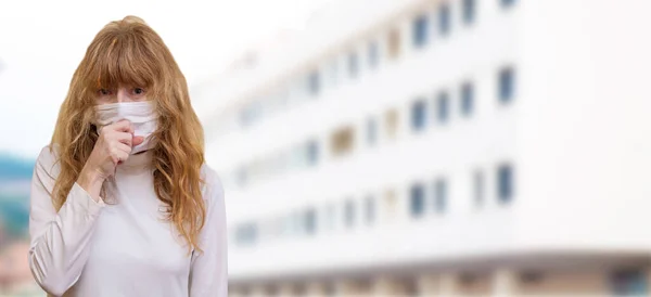 Vrouw Met Medisch Masker Haar Gezicht Hoesten Catarrh — Stockfoto