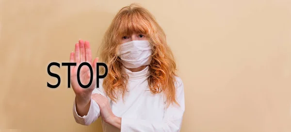 医療用マスクと手袋を手にストップシンボルを作るシニア女性 隔離だ コロナウイルスの健康コンセプト — ストック写真