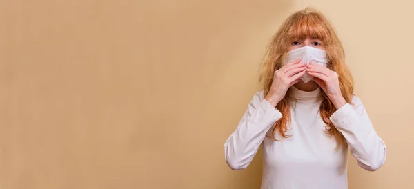 Jovem Mulher Máscara Proteção Facial Médica Dentro Casa Fundo Amarelo — Fotografia de Stock