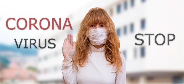 医療用マスクと手袋をした女性は手でシンボルを止めます 隔離だ コロナウイルスの健康コンセプト — ストック写真