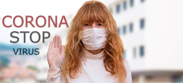 Kvinna Med Medicinsk Mask Och Handskar Gör Stopp Symbol Med — Stockfoto