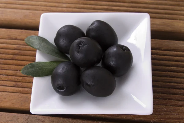 Оливки на столе — стоковое фото