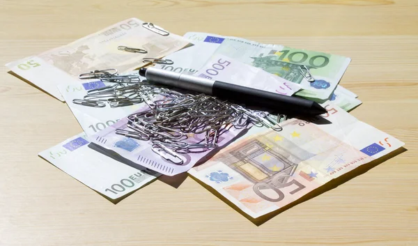 Op tafel liggende eurobankbiljetten — Stockfoto