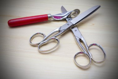 Ahşap zemin üzerinde makas