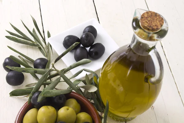 Olive e olio — Foto Stock