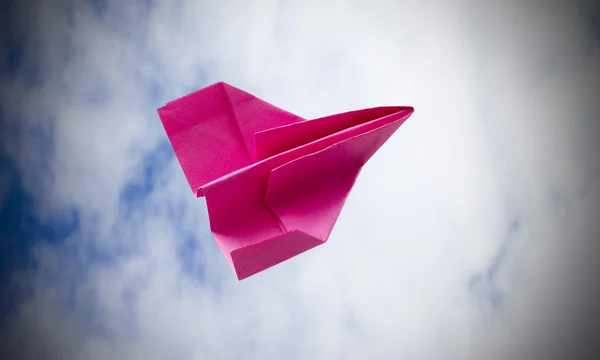 Papírové letadlo na obloze — Stock fotografie