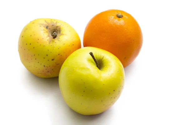 Апельсины и яблоки изолированы — стоковое фото